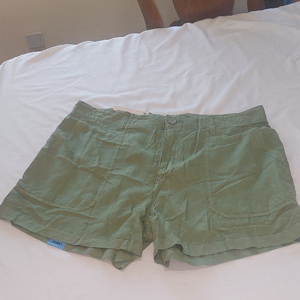 Sanctuary Olive Cargo Shorts.New With Tags .Size Large .